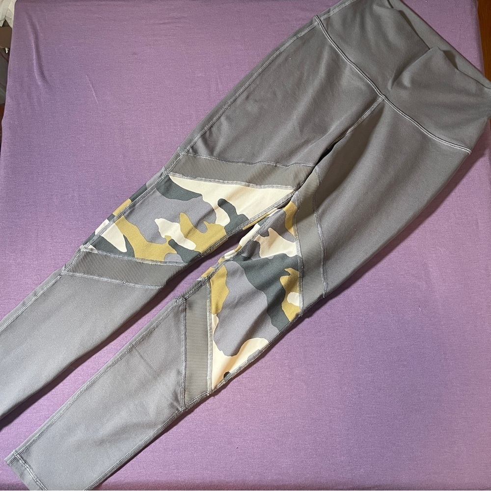 Offline By Aerie The Hugger Leggings Hi-Rise in Brown Camo - Size Medium